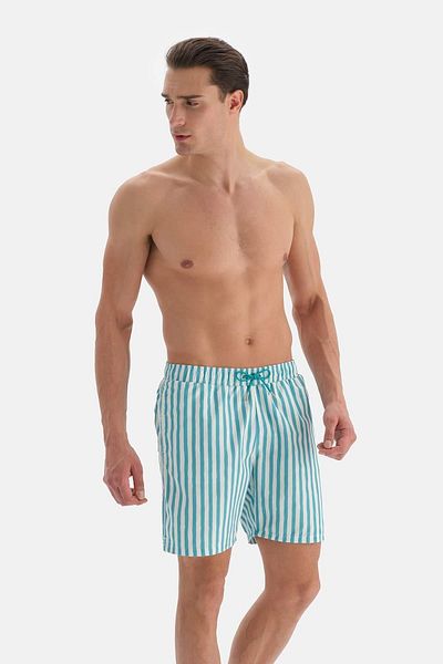 Dagi Grün-weiß gestreifte mittelgroße Shorts
