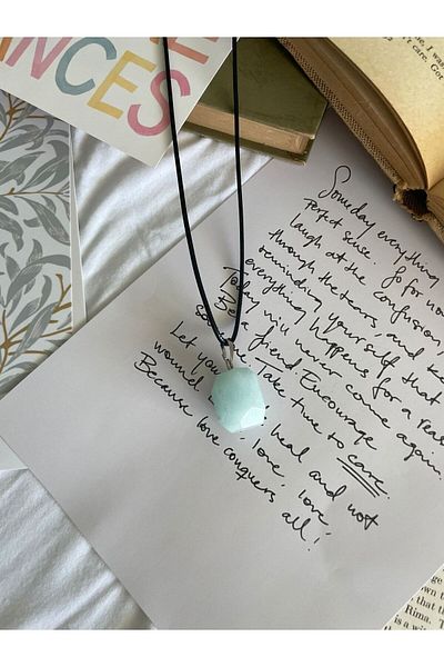 Planet Butik قلادة من الحجر الطبيعي بزاوية زبرجد