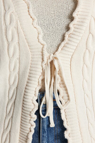 Trendyol Curve Плетена жилетка с шарки в цвят екрю - вързана Tbbaw24Av00003