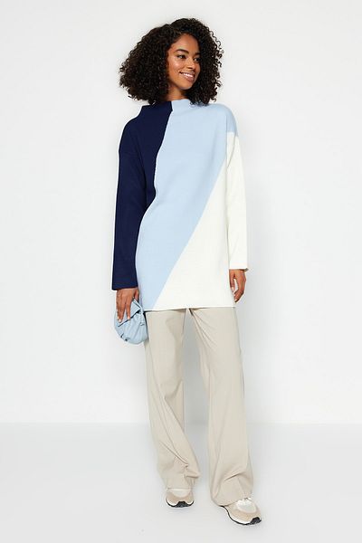 Trendyol Modest Marineblauer Farbblock-Strickpullover mit hohem Kragen TCTAW24AK00006