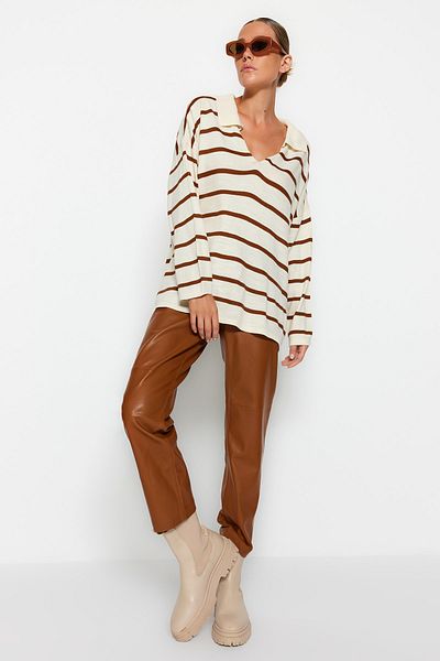 Trendyol Collection Кафяв пуловер от трикотаж на райе със супер широка кройка TWOAW23KZ01845