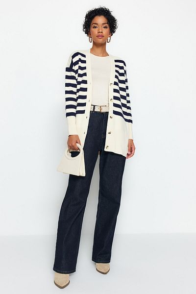 Trendyol Modest Gestreifte Strickjacke mit V-Ausschnitt in Steinmarineblau TCTAW24TH00034