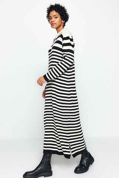 Trendyol Modest Schwarzes gestreiftes Strickkleid mit Polokragen TCTAW24EB00026