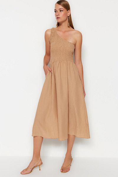 Trendyol Collection Kamelfarbenes, gewebtes Midikleid mit einseitiger Schulterpartie und Öffnung an der Oberseite der Taille, Größe Gipeli TWOSS23EL01830