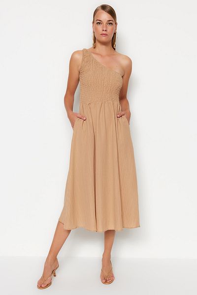 Trendyol Collection Kamelfarbenes, gewebtes Midikleid mit einseitiger Schulterpartie und Öffnung an der Oberseite der Taille, Größe Gipeli TWOSS23EL01830