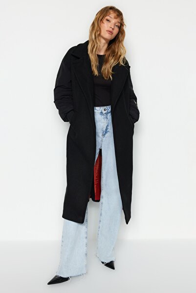 Trendyol Collection Černý oversize široký střih s opaskem Bomber Sleeve Detailed Long Stamp Coat TWOAW24KB00003