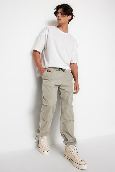 Trendyol Collection Hellkhakifarbene Baggy-Jogging-Passform – Fallschirmhose mit elastischem Bund und Bindeband TMNSS23PL00045