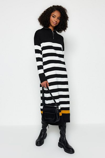 Trendyol Modest Detailní pruhované úpletové šaty na zip TCTAW24EB00022