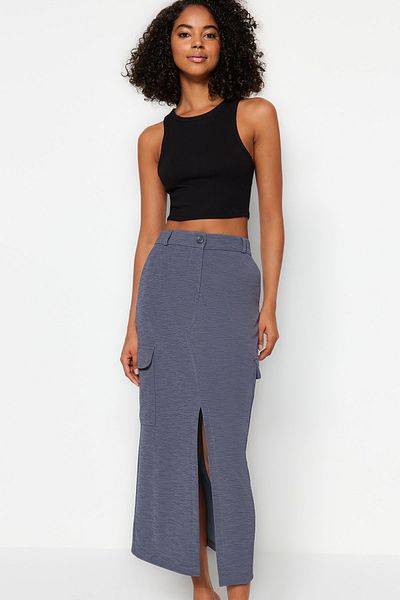 Trendyol Collection Tmavě šedá prémiová texturovaná krepová midi pletená sukně s nákladní kapsou TWOSS23ET00365