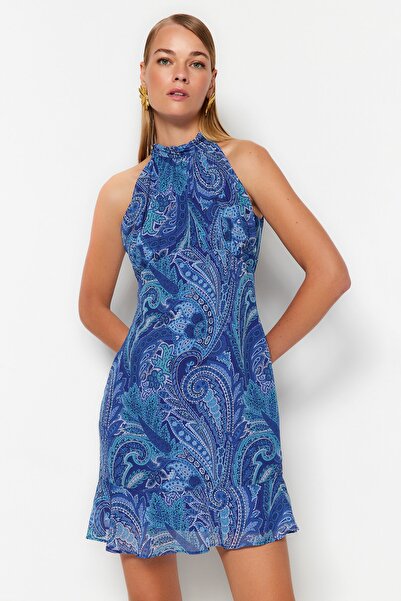 Trendyol Collection Modrý květinový potisk Rovný střih Halter Neck Neck Mini lemované šifonové tkané šaty TWOSS23EL02293