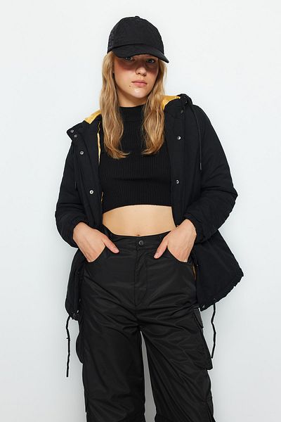 Trendyol Collection Schwarze Pufferjacke mit Kapuze TWOAW22MO0113