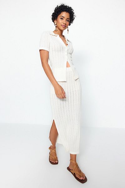 Trendyol Collection Ecrufarbenes, figurbetontes Strickhemd TWOSS23GO00460