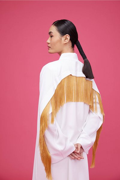 Nuum Design عباية بيضاء بتفاصيل هامشية