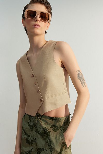 Trendyol Collection Beige kurze Weste – Knopfdetail, Leinenweboptik, limitierte Auflage TWOSS23YE00016