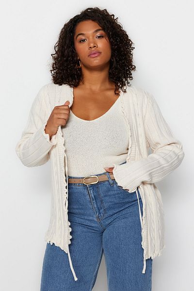 Trendyol Curve Strick-Cardigan mit Haarflechtmuster in Ecru – gebunden TBBAW24AV00003