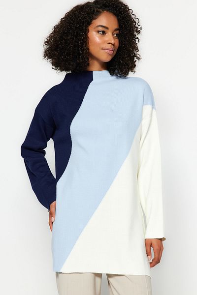 Trendyol Modest Marineblauer Farbblock-Strickpullover mit hohem Kragen TCTAW24AK00006