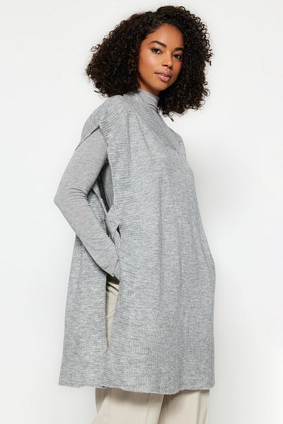 Trendyol Modest Šedý pletený svetr s výstřihem do V TCTAW24UV00030