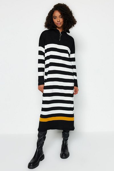 Trendyol Modest Detailní pruhované úpletové šaty na zip TCTAW24EB00022