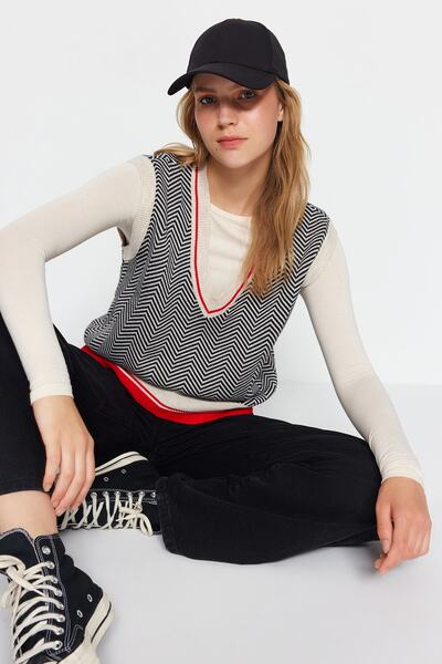 Trendyol Collection Kamenný výstřih do V s geometrickým vzorem úpletu TWOAW22BZ0051