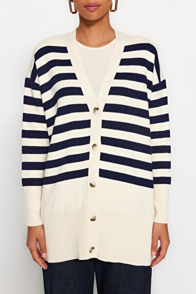 Trendyol Modest Stone Navy Blue Pruhovaný pletený svetr s výstřihem do V TCTAW24TH00034