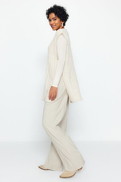 Trendyol Modest Beigefarbener Strickpullover mit Krawatte und V-Ausschnitt TCTAW24UV00014