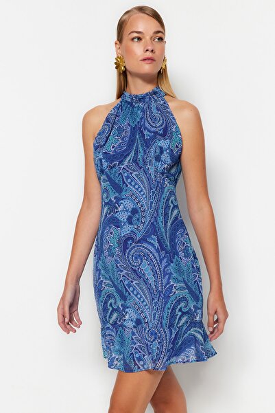 Trendyol Collection Modrý květinový potisk Rovný střih Halter Neck Neck Mini lemované šifonové tkané šaty TWOSS23EL02293