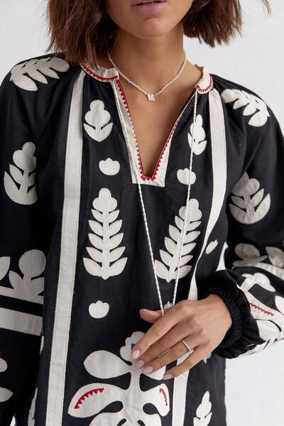 FEMELLE Dámská černá halenka s vyšívaným střapcem