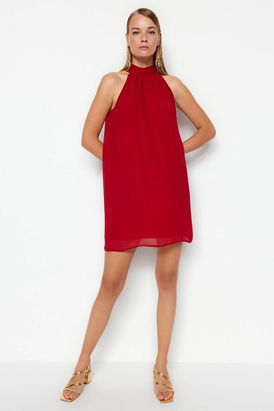 Trendyol Collection Rotes gerade geschnittenes Neckholder-Minikleid aus Chiffon mit Futter aus Webstoff TWOSS23EL01059