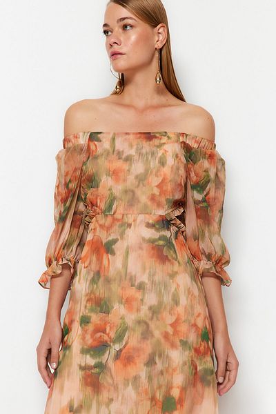 Trendyol Collection A-Linie mit Carmen-Ausschnitt – Chiffon-Maxikleid mit orangefarbenem Blumendruck TWOSS23EL02422