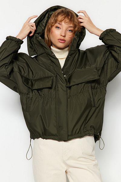 Trendyol Collection Wasserdichter, übergroßer Khaki-Känguru-Mantel mit Kapuze – TWOAW23MO00111