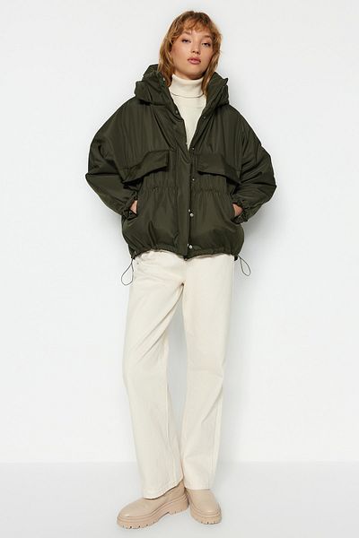 Trendyol Collection Wasserdichter, übergroßer Khaki-Känguru-Mantel mit Kapuze – TWOAW23MO00111