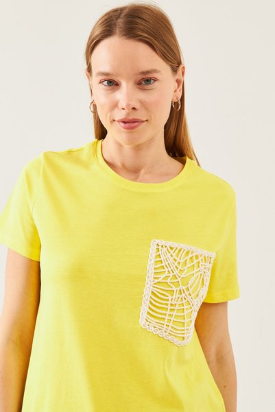 schlank Women's Yellow Pocket Detailed Round Collar T-shirt