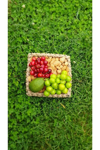 Egindra سلة خوص صغيرة مزخرفة - منظم فواكه، حامل مناديل بغطاء