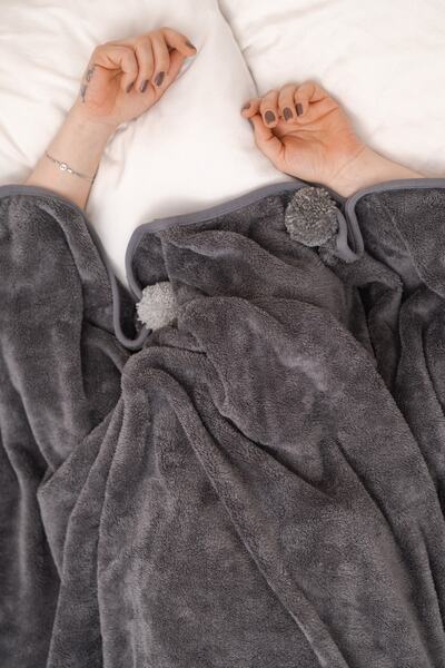 cakka Wellsoft Peluş Ponponlu Tek Kişilik Tv Battaniyesi | Antrasit