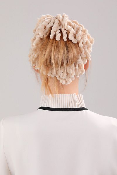 Melodi Scarf Bun Buckle Scarf Bun Velvet Beige