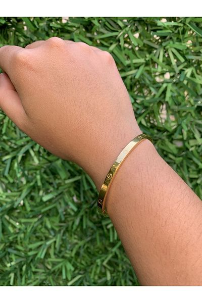 Kaeria Accessory سوار من الفولاذ الرقيق مع تفاصيل مستديرة ذهبية