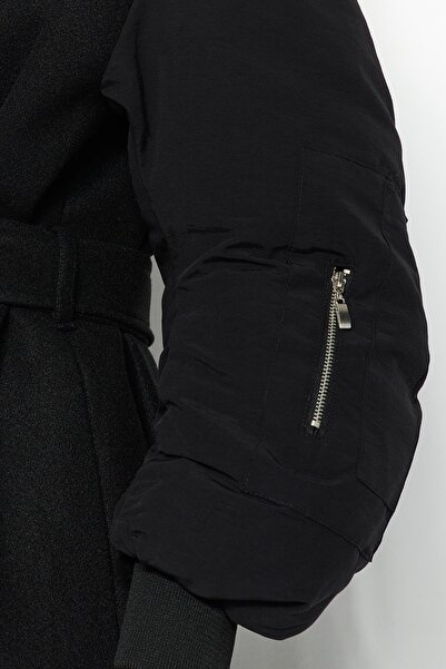 Trendyol Collection Černý oversize široký střih s opaskem Bomber Sleeve Detailed Long Stamp Coat TWOAW24KB00003