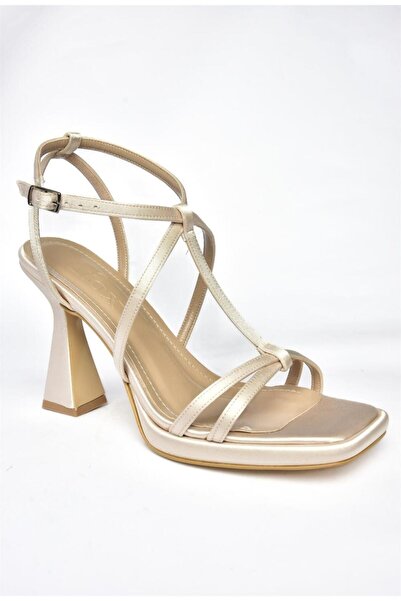 Fox Shoes P569213304 Béžová saténová látka Dámské večerní boty na silném podpatku