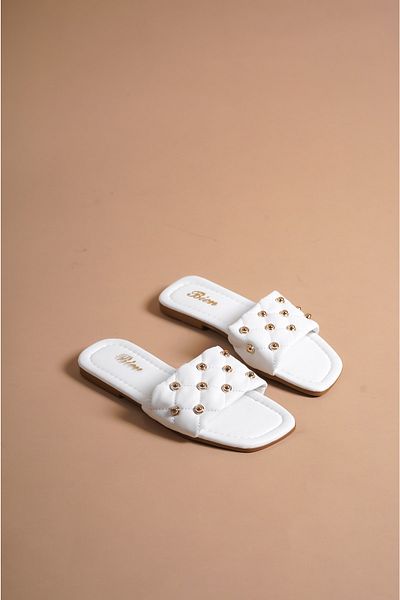 munora butik شبشب أبيض بتفاصيل أساسية