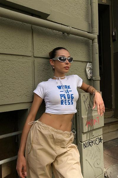 Jose Clothing Λευκό εμπριμέ γυναικείο Crop Top - Κοντό μανίκι που εφαρμόζει στο σώμα