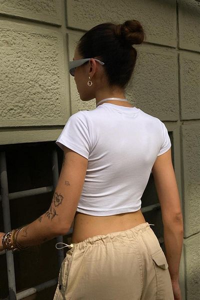 Jose Clothing Λευκό εμπριμέ γυναικείο Crop Top - Κοντό μανίκι που εφαρμόζει στο σώμα