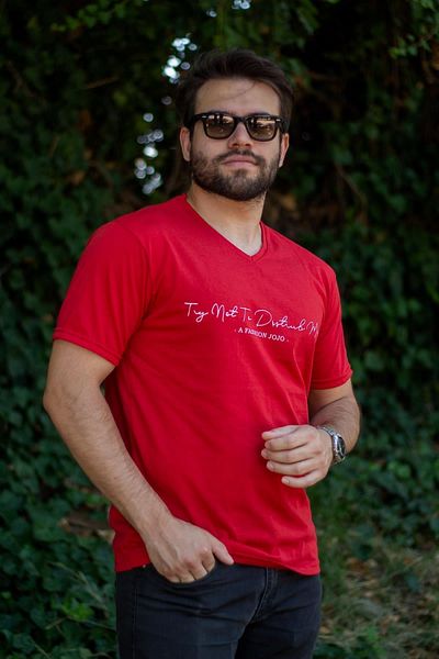 Azıcık Akıllı Men's Red Handwriting Signature Print Short Sleeve V-Neck Men's T-Shirt 23ETSHVYAZ