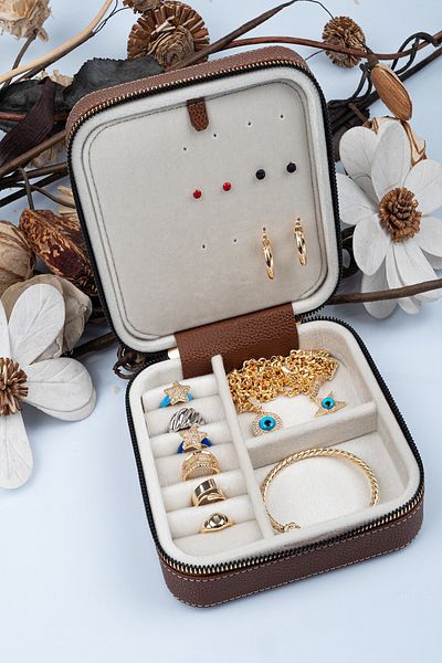 Gold Box Medium Jewelry, Travel and Jewelry Box Tan (WOOD CASE AND LEATHER) (15X15 CM)