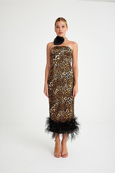 Bohai Design فستان من الساتان بتصميم خاص مع إكسسوارات على شكل وردة الفهد