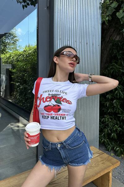 Jose Clothing Γυναικεία Crop μπλούζα με κοντομάνικο εμπριμέ σε λευκό χρώμα