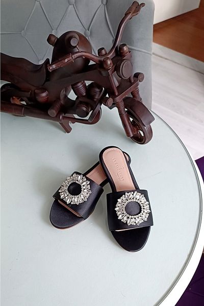 LA CALZATURE نعال نسائي مع إكسسوارات ستان أسود