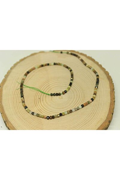 Yasamtohumu Piatră de granat verde (granat) în formă de cub, jumătate șirag, ...