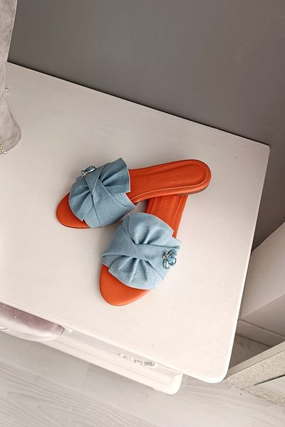 LA CALZATURE Papuci de damă cu căptușeală interioară portocalie cu material din denim autentic și accesorii albine