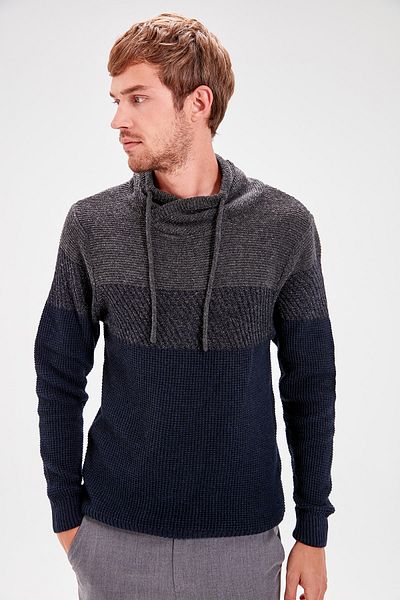 Trendyol Collection Marineblauer Strickpullover mit Schalkragen und Blockmuster - TMNAW20FT0018