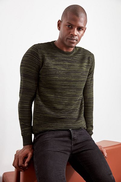 Trendyol Collection Khaki Gradient Slim Fit Strickpullover mit Rundhalsausschnitt – TMNAW20LS0008